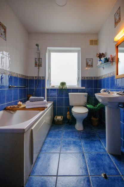 carrick self-catering accommodation bathroom